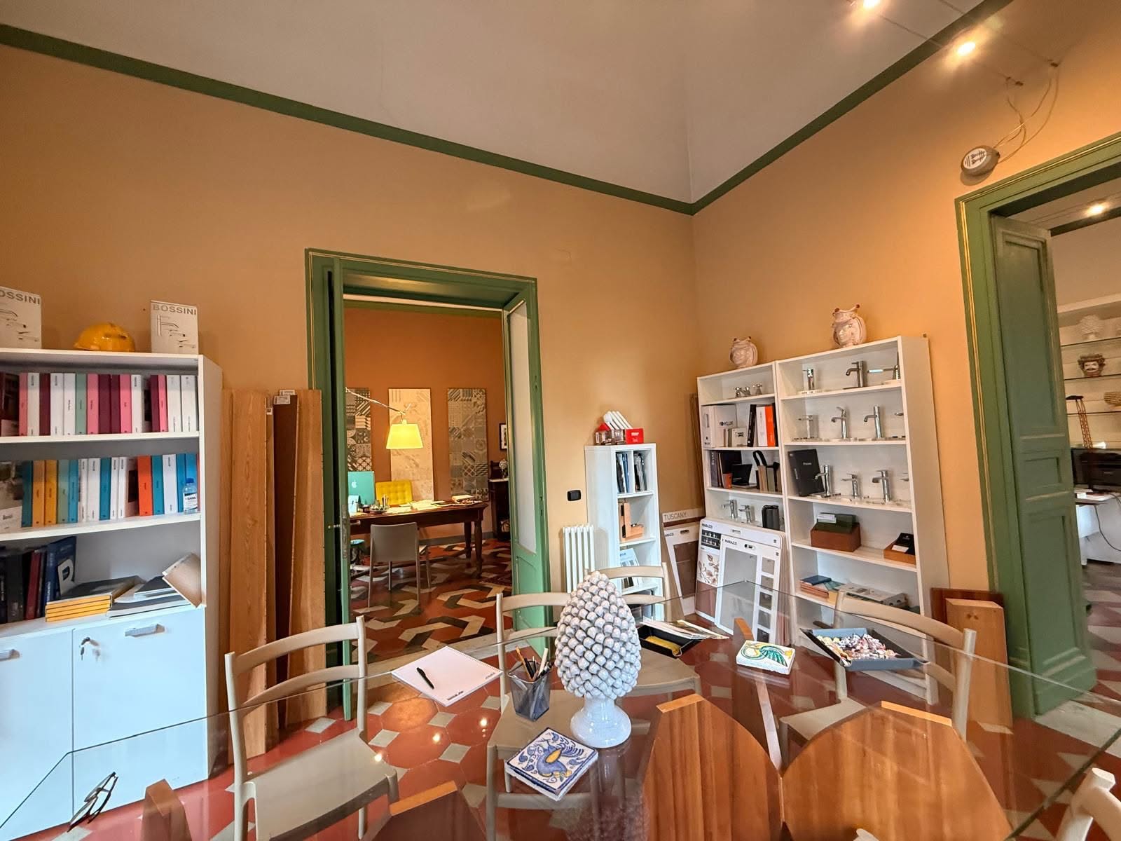 Sala consulenza con campioni di materiali e finiture