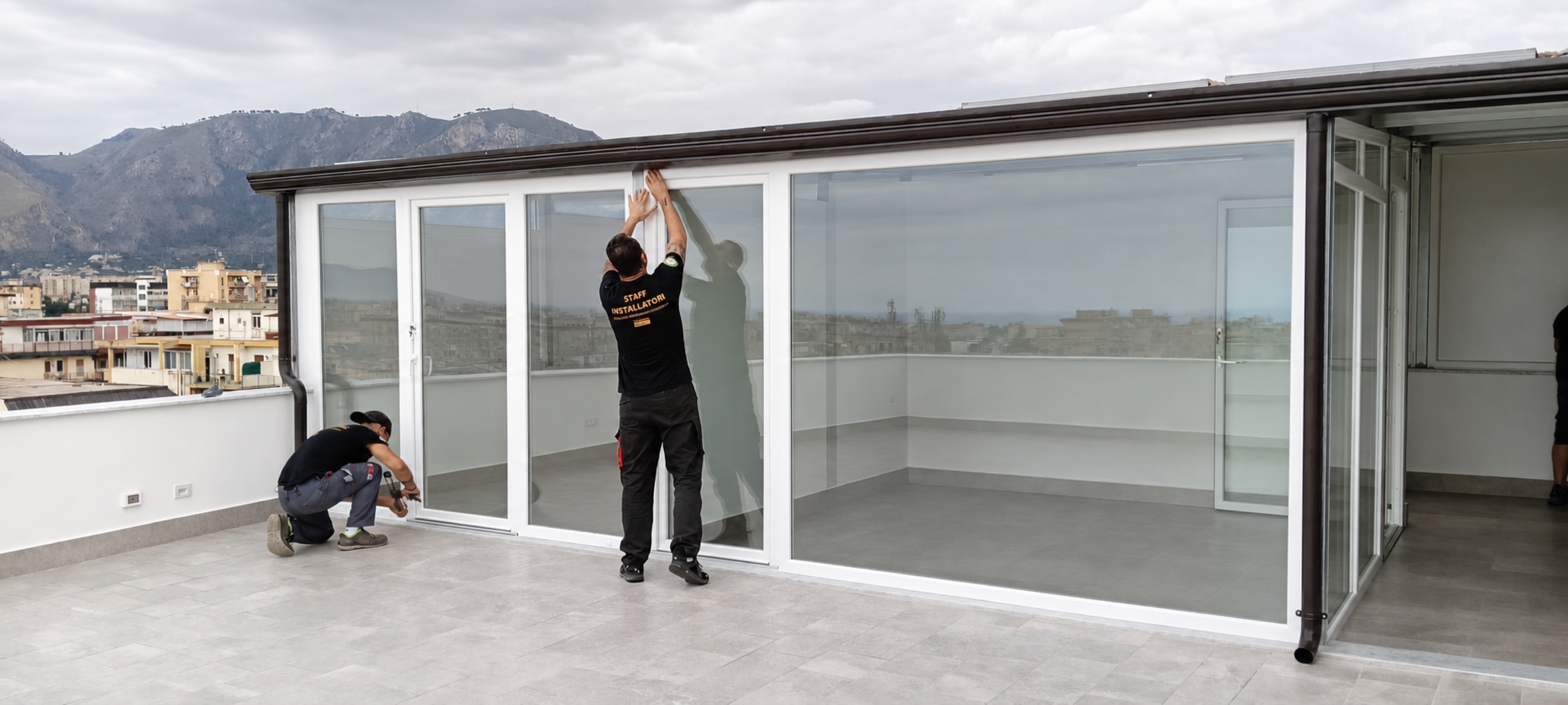 Posa di grandi serramenti vetrati su una terrazza panoramica